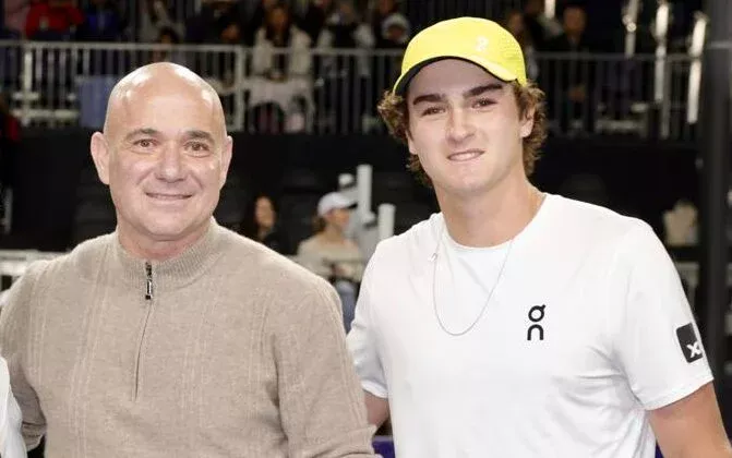 João Fonseca estreia com vitória na Laver Cup 2025 sob comando de Andre Agassi