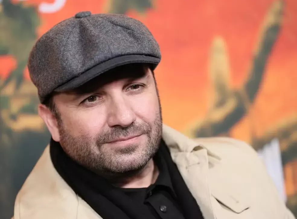 Morre Brad Everett Young, ator de Grey’s Anatomy e fotógrafo de celebridades, aos 46 anos