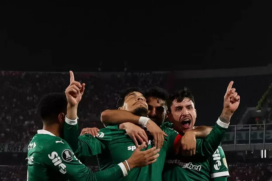 Palmeiras vence River Plate por 2 a 1 na Argentina e larga na frente nas quartas da Libertadores 2025