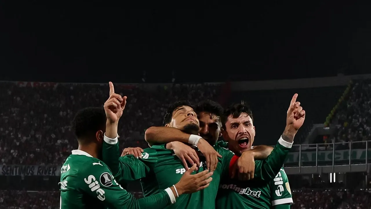Palmeiras vence River Plate por 2 a 1 na Argentina e larga na frente nas quartas da Libertadores 2025