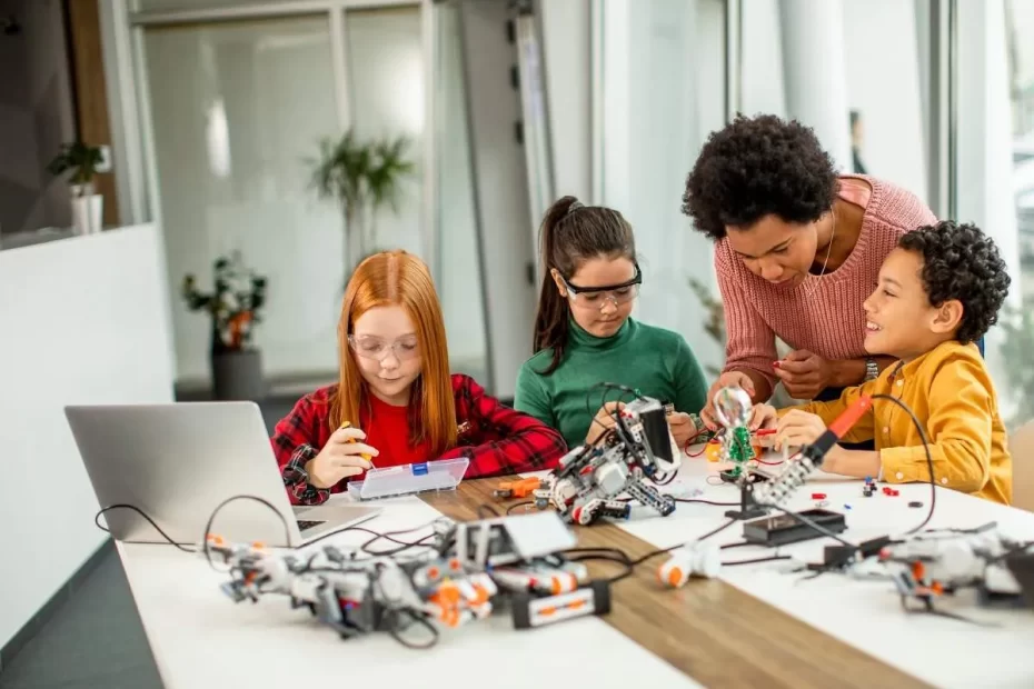 Sala do Futuro conecta alunos, professores e pais com tecnologia. Veja como funciona e descubra os impactos na rede pública de ensino.
