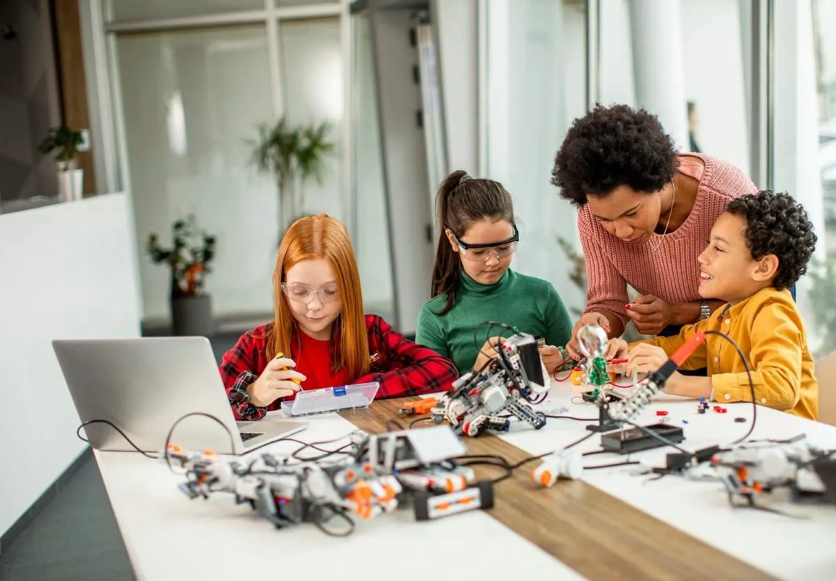 Sala do Futuro revoluciona educação pública em SP com tecnologia e integração escolar