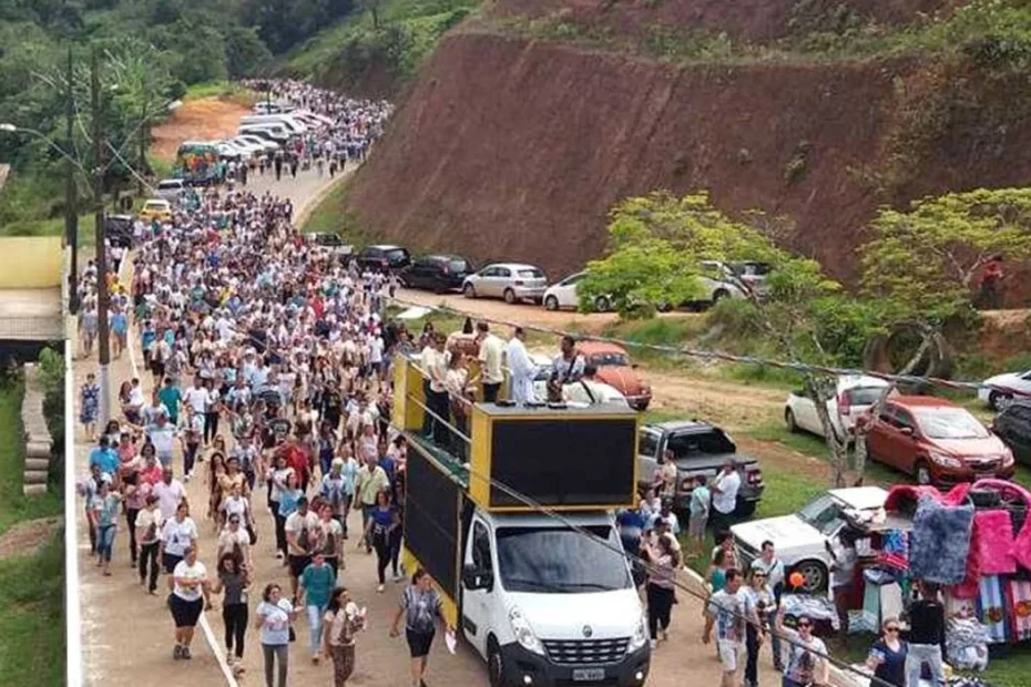 Fé e tradição unem fiéis romaria em Alfredo Chaves celebra Dia de Nossa Senhora Aparecida