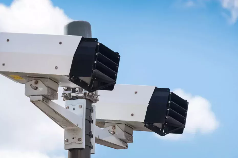 Instalação de novos radares em Belo Horizonte gera polêmica, ação judicial e dúvidas sobre funcionamento noturno
