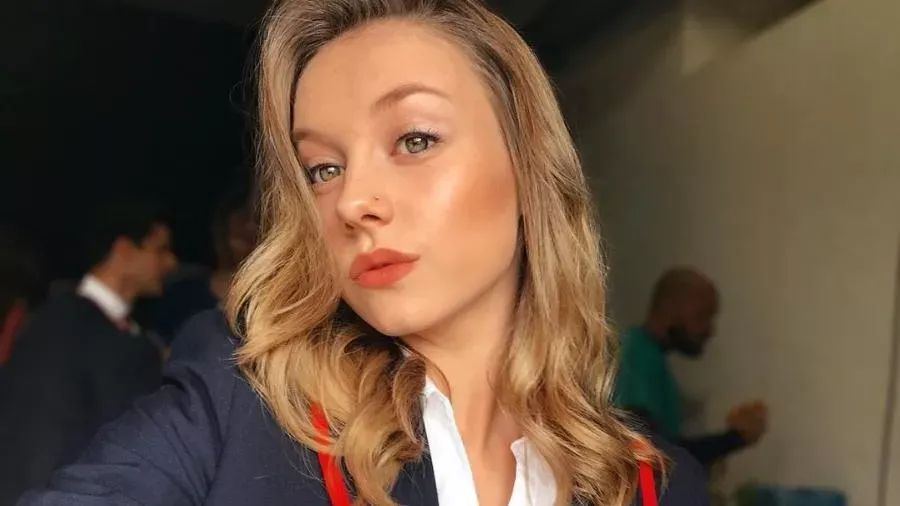 Os Looks do Dia Ester Expósito Causa Sensação com ‘Tatuagem’ Falsa e Letizia Adere ao Estampado da Estação