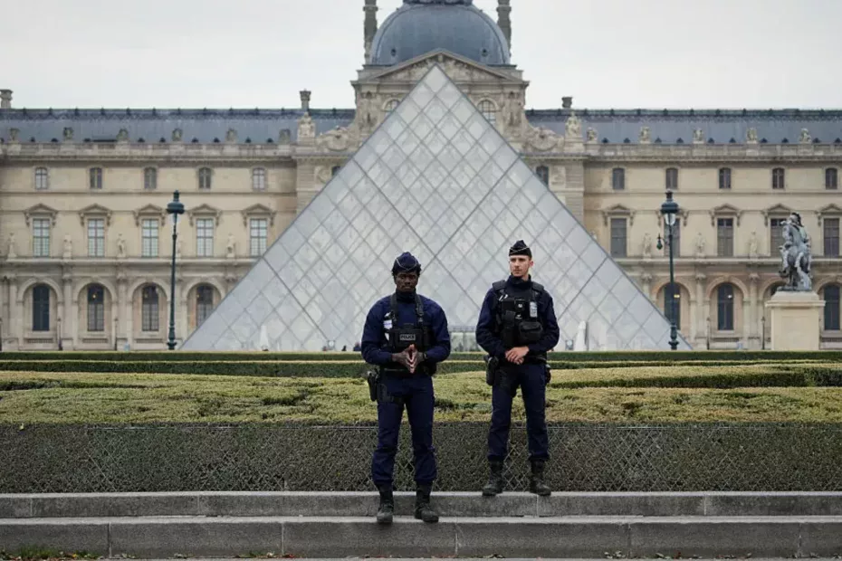 Roubo no Museu do Louvre: joias da coroa francesa levadas em ação de sete minutos