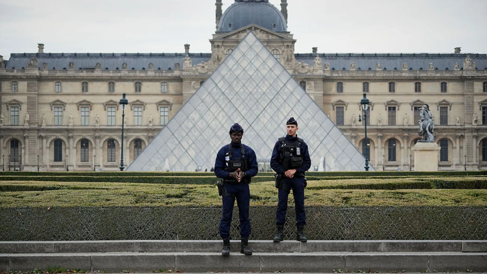 Roubo no Museu do Louvre: joias da coroa francesa levadas em ação de sete minutos