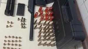 Leia mais sobre o artigo Apreensão de armas na Serra: PM localiza fuzil, metralhadora e prende suspeito após confronto