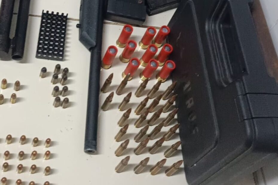 Apreensão de armas na Serra PM localiza fuzil, metralhadora e prende suspeito após confronto