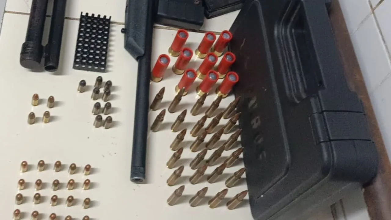 Leia mais sobre o artigo Apreensão de armas na Serra: PM localiza fuzil, metralhadora e prende suspeito após confronto