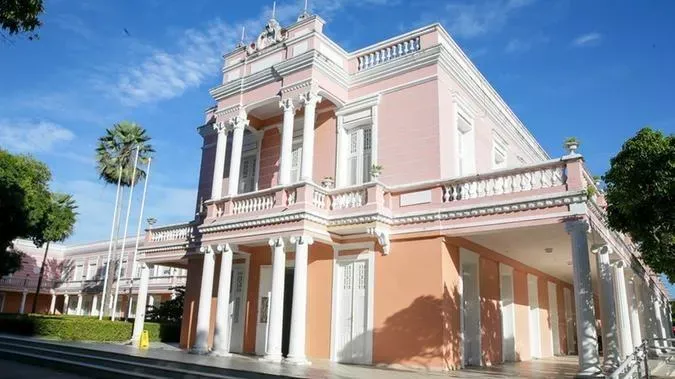 Concurso UFC oferece 77 vagas com salários de até R$ 5.967. Inscreva-se até 15/12 e conquiste sua vaga no serviço público federal.