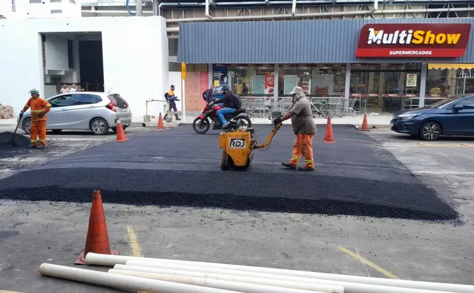 Obra em frente ao Multishow Meaípe instala quebra-molas para reforçar segurança viária em Guarapari