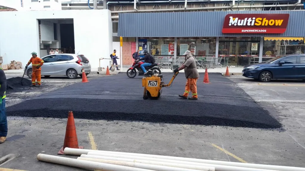 Obra em frente ao Multishow Meaípe instala quebra-molas para reforçar segurança viária em Guarapari