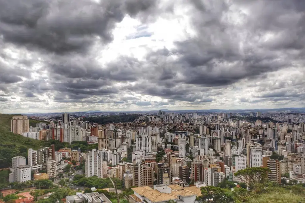Previsão do tempo em Belo Horizonte indica calor intenso e pancadas de chuva nesta quarta-feira 1 Previsão do tempo em Belo Horizonte indica calor intenso e pancadas de chuva nesta quarta-feira