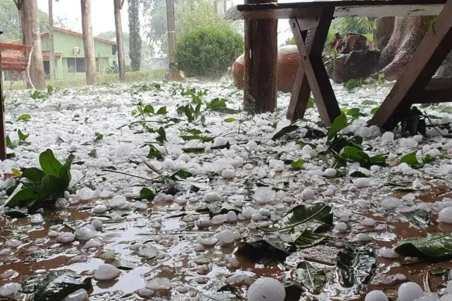 Temporal de granizo surpreende Sarandi e deixa cenário branco nas estradas e plantações
