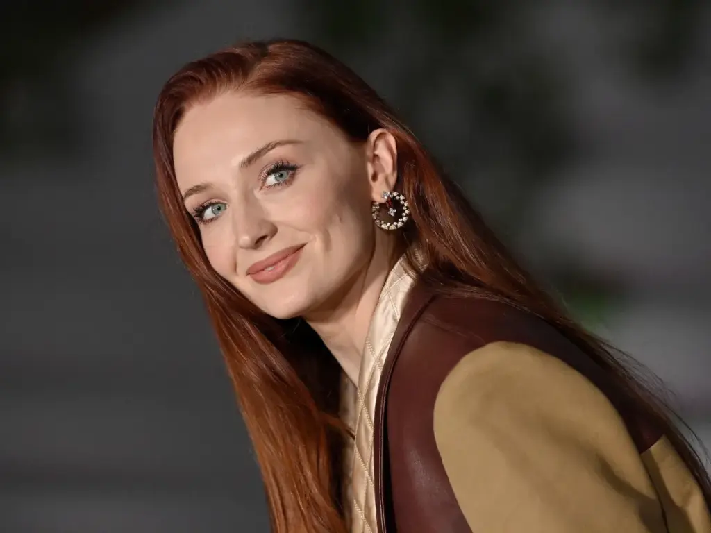 Sophie Turner: A nova Lara Croft e os rumos da carreira em 2026 1 Sophie Turner: A nova Lara Croft e os rumos da carreira em 2026