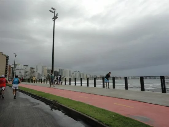 Sábado Nublado em Guarapari: Chuva Deve Afetar o Fim de Semana na Cidade das Pedras
