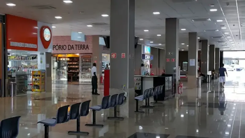 Interior do Rodoshopping Guarapari com lojas, praça de alimentação e ambiente climatizado