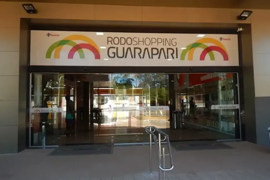 Fachada do Rodoshopping Guarapari (ES), terminal rodoviário e shopping inaugurado em 2015, na Av. Jones dos Santos Neves