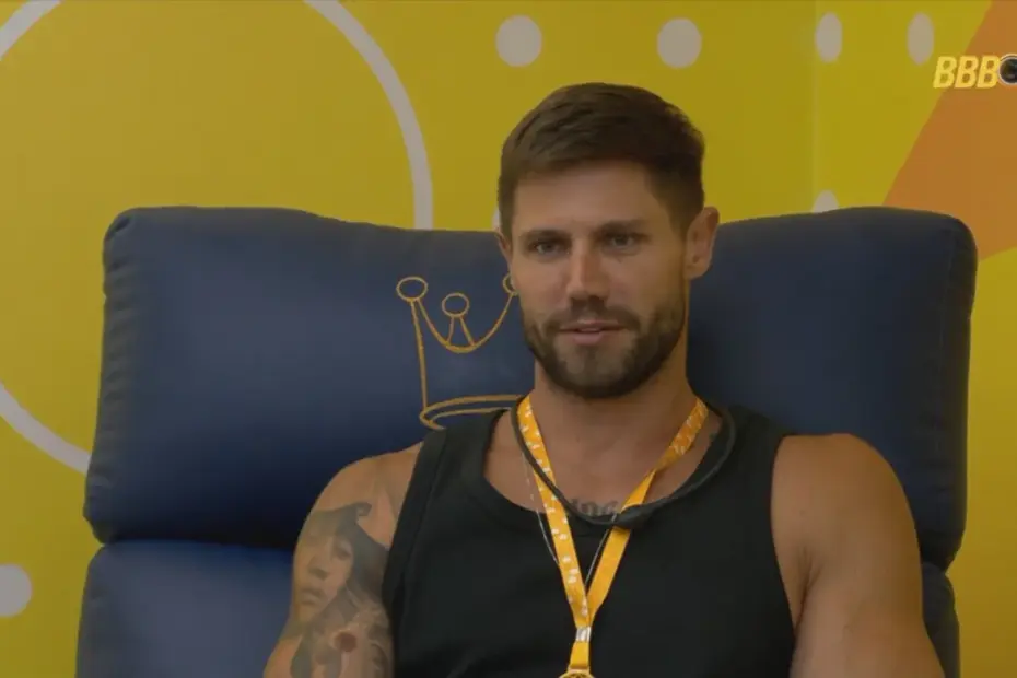 # Flagras BBB 26: Todos os Momentos que Viralizaram nas Câmeras da Casa Mais Vigiada do Brasil O **BBB 26** já entrou para a história como uma das edições mais polêmicas de todos os tempos — e não é só pelos recordes de expulsões. Desde a estreia, em 12 de janeiro de 2026, as câmeras 24 horas do reality flagraram descuidos íntimos, comportamentos constrangedores, brigas acaloradas e situações que rapidamente tomaram conta das redes sociais. Neste guia você encontra um resumo completo de todos os **flagras do BBB 26** que repercutiram, com contexto jornalístico e os desdobramentos de cada caso. Para o histórico completo de polêmicas e [vídeos vazados no BBB 26](https://portal.redevix.com/videos-vazados-no-bbb-26-polemicas-e-noticias/), acesse a cobertura completa no portal. --- ## O Que São "Flagras" no BBB? No universo do Big Brother Brasil, "flagra" é o termo popular para qualquer momento captado pelas câmeras de monitoramento 24 horas da casa — ou pelos espectadores do Globoplay — em que um participante se expõe de forma não intencional. Isso inclui nudez acidental, conversas que deveriam ser privadas mas foram captadas pelos microfones, comportamentos inesperados fora das câmeras principais e situações que a produção tenta cortar mas já foram registradas pelo público. Com câmeras espalhadas por todos os ambientes — quartos, cozinha, sala, área externa, academia e banheiro —, a casa do BBB é tecnicamente o ambiente mais monitorado do Brasil durante os meses do programa. Nenhum descuido passa despercebido. --- ## Flagra 1 — Samira: O Primeiro Descuido da Edição (14/01) A **Pipoca** Samira Sagr protagonizou o primeiro flagra da edição logo na segunda semana do programa. A gaúcha radicada na Praia do Rosa, em Santa Catarina, se descuidou ao se trocar no quarto diante das câmeras, deixando parte do corpo à mostra por alguns segundos enquanto ajustava o biquíni. O momento foi breve, mas suficiente para viralizar nas redes sociais ainda no dia 14 de janeiro. Internautas reagiram em tom de brincadeira, marcando o episódio como o "primeiro flagra da edição". Samira, que entrou pela Casa de Vidro do Sul, não se abalou com a repercussão e seguiu no jogo normalmente. --- ## Flagra 2 — Brígido: Descuido no Banheiro (16/01) Dois dias depois do flagra de Samira, foi a vez de **Brígido**, participante do grupo Pipoca escolhido pela Casa de Vidro do Norte, chamar atenção. O empresário de Manaus, de 34 anos, se descuidou durante o banho e uma parte íntima ficou visível por alguns segundos pelas câmeras antes de a produção conseguir cortar a transmissão. O flagra rapidamente circulou no X (antigo Twitter), pelo perfil "Flagras Reality", gerando comentários, memes e reações variadas do público. Brígido foi eliminado por paredão sem que o episódio comprometesse sua imagem significativamente dentro do jogo. --- ## Flagra 3 — Pedro: Nu pela Casa Após a Primeira Festa (17/01) Este foi, sem dúvida, o flagra mais comentado do início do BBB 26. **Pedro**, participante do grupo Pipoca, esqueceu das câmeras após a primeira festa da edição e circulou completamente nu pela casa, exibindo o órgão genital antes de vestir uma cueca. A cena viralizou no X e no Instagram no sábado (17) e rendeu uma onda de comentários irônicos do público — muitos comparando o episódio ao [vídeo vazado de Jonas do BBB 26](https://portal.redevix.com/video-vazado-de-jonas-do-bbb-26/) que circulava nas redes na mesma época. Pedro já era o participante mais polêmico da semana por mencionar repetidamente a traição que cometeu contra a esposa, que estava grávida — tema detalhado na cobertura sobre a [traição do Pedro no BBB 26](https://portal.redevix.com/pedro-bbb-traicao/). --- ## Flagra 4 — Pedro e o Assédio na Despensa: O Caso Mais Grave (18/01) O maior e mais sério "flagra" da edição não foi um descuido de nudez — foi um ato de **importunação sexual** registrado pelas câmeras. Na madrugada de 18 de janeiro de 2026, Pedro seguiu Jordana até a despensa e tentou beijá-la contra a vontade dela. A cena foi captada pelas câmeras da despensa — de qualidade mais baixa do que as demais câmeras da casa, o que gerou questionamentos técnicos e editoriais sobre a decisão da Globo de exibir as imagens assim. Após análise, a produção confrontou Pedro no confessionário, que admitiu o ocorrido. Tadeu Schmidt declarou ao vivo que, caso Pedro não tivesse desistido, teria sido expulso. O caso rendeu um desdobramento inesperado: dias depois, Milena, Ana Paula Renault e Juliano Floss notaram que uma **nova câmera havia sido instalada na despensa** pela produção — aparentemente como medida preventiva após o episódio. A TV Globo não confirmou oficialmente a instalação, mas os participantes foram enfáticos: a câmera não estava lá antes. Pedro deixou a casa voluntariamente, mas os desdobramentos jurídicos continuaram do lado de fora. Para a cobertura completa do caso, acesse: [Pedro sai da casa após inquérito por importunação sexual](https://portal.redevix.com/bbb-26-pedro-sai-da-casa-apos-inquerito-por-importunacao-sexual/). --- ## Flagra 5 — Jonas: Câmera Registra Situação Íntima na Cama (março/2026) O veterano **Jonas Sulzbach** se tornou um dos participantes mais comentados quando as câmeras do reality registraram uma situação íntima na cama que rapidamente viralizou nas redes sociais. O episódio foi captado pelos espectadores do Globoplay e compartilhado amplamente, gerando memes e comentários em massa no X e no Instagram. O flagra de Jonas acumulou ainda mais atenção do público por se conectar a outro episódio anterior: um vídeo íntimo do brother datado de anos antes voltou a circular nas redes durante o período de confinamento, reacendendo debates sobre privacidade, exposição e os limites do reality. Confira os detalhes e os desdobramentos completos em: [vídeo vazado de Jonas do BBB 26](https://portal.redevix.com/video-vazado-de-jonas-do-bbb-26/). --- ## Flagra 6 — Gabriela e Breno Debaixo do Edredom Em um dos momentos mais leves e bem-humorados da temporada, as câmeras registraram **Gabriela e Breno** juntos debaixo do edredom quando Marciele entrou no quarto de repente e os pegou na situação. Os dois riram e brincaram com o flagra, que foi publicado pela própria TV Globo no TikTok oficial do programa e acumulou mais de 245 mil curtidas — confirmando que nem todo flagra do BBB tem consequências negativas. --- ## Flagra 7 — Solange Couto: A Fala que Chocou (25/02) Em 25 de fevereiro de 2026, as câmeras registraram a atriz **Solange Couto** em uma conversa com Babu Santana, após uma discussão com Samira Nasser. Na troca, Couto disparou uma série de xingamentos de alto calibre contra a colega de confinamento, incluindo comentários de conotação gravíssima que geraram repercussão imediata e negativa nas redes. A equipe jurídica da atriz emitiu nota oficial negando qualquer intenção ofensiva por parte de Solange, mas o episódio já havia viralizado e se tornado um dos momentos mais comentados — e criticados — da edição. O flagra ilustra como as câmeras 24h do reality expõem situações que, em qualquer outro contexto, permaneceriam privadas. Para acompanhar este e outros momentos polêmicos da edição, confira a cobertura completa de [vídeos vazados no BBB 26](https://portal.redevix.com/videos-vazados-no-bbb-26-polemicas-e-noticias/). --- ## O BBB 26 e o Recorde de Expulsões e Polêmicas O BBB 26 já é considerado a edição com o maior número de expulsões e desistências da história do programa. Até meados de fevereiro, a edição registrava 4 expulsões (Paulo Augusto, Sol, Capetinha e Marcel) e 2 desistências (Pedro e Henri Castelli) — recorde absoluto, superando o anterior de 2 expulsões dos BBBs 19 e 23. Parte dessa marca negativa está diretamente ligada a comportamentos flagrados pelas câmeras: agressões físicas capturadas ao vivo, assédio registrado em câmera de baixa qualidade e descuidos que viralizaram antes de a produção conseguir agir. Os flagras, neste caso, não foram apenas entretenimento — foram provas que embasaram decisões editoriais e, no caso de Pedro, investigações policiais. --- ## Como Assistir às Câmeras do BBB 26 ao Vivo Para acompanhar os brothers em tempo real e não perder nenhum flagra ao vivo, a forma oficial é pelo **Globoplay**: - **TV Globo:** Programa diário às 22h25 (segunda a sábado) e ao domingo com eliminações e especiais - **Globoplay (assinatura):** Acesso às câmeras 24h em 10 ângulos diferentes — quartos, sala, cozinha, academia, piscina e banheiro - **Multishow:** Transmissão de festas e dinâmicas especiais ao vivo > ⚠️ Sites de transmissão não oficiais (pirata) violam os direitos de transmissão da TV Globo. Para assistir legalmente e com qualidade garantida, use o Globoplay ou sintonize a TV Globo no seu horário. --- ## Festas, Polêmicas e o Que Ainda Está Por Vir O BBB 26 ainda tem semanas pela frente — o confinamento é previsto para durar 100 dias a partir de 12 de janeiro, com fim estimado em meados de abril de 2026. Com tantas câmeras e tanto material humano explosivo, novos flagras são praticamente certos. Para ficar por dentro das festas, atrações musicais e dinâmicas especiais, acesse a cobertura da [festa BBB hoje — quem vai cantar no BBB 26](https://portal.redevix.com/festa-bbb-hoje-27-02-2026-quem-vai-cantar-no-bbb-26/) e acompanhe tudo em tempo real. --- ## Perguntas Frequentes Sobre Flagras do BBB 26 **Onde encontrar os flagras do BBB 26?** Os flagras são compartilhados em tempo real no X (antigo Twitter) com as hashtags #BBB26 e #FlagrasReality, no Instagram e no TikTok. A TV Globo também publica clipes selecionados no perfil oficial @tvglobo. Para polêmicas com maior repercussão, confira a cobertura de [vídeos vazados no BBB 26](https://portal.redevix.com/videos-vazados-no-bbb-26-polemicas-e-noticias/). **É legal publicar flagras do BBB 26?** Imagens da transmissão oficial do BBB são protegidas por direitos autorais da TV Globo. A redistribuição não autorizada pode violar esses direitos. A Globo costuma acionar plataformas para remover conteúdo republicado sem permissão — especialmente quando envolve nudez ou assédio. **O que acontece quando a Globo corta a câmera durante um flagra?** A produção monitora a transmissão em tempo real e pode cortar qualquer câmera imediatamente. No entanto, como as 10 câmeras são transmitidas simultaneamente pelo Globoplay, espectadores muitas vezes registram e republicam o momento antes do corte ocorrer. **Quais foram as maiores polêmicas do BBB 26 até agora?** O assédio de Pedro contra Jordana (18/01), as agressões físicas que resultaram em expulsões (Paulo Augusto, Sol e Capetinha), a fala de Solange Couto (25/02) e os [vídeos vazados de Jonas](https://portal.redevix.com/video-vazado-de-jonas-do-bbb-26/) estão entre os episódios de maior repercussão da edição. --- ## Conclusão O **BBB 26** já garantiu seu lugar como uma das edições mais comentadas e polêmicas da história do programa — e as câmeras tiveram papel central nisso. De descuidos de nudez a um caso sério de assédio registrado ao vivo, os flagras desta edição foram além do entretenimento e chegaram a ter implicações reais fora da casa. Flagras BBB 26 Todos os Momentos que Viralizaram nas Câmeras da Casa Mais Vigiada do Brasil *Na casa mais vigiada do Brasil, as câmeras nunca mentem.