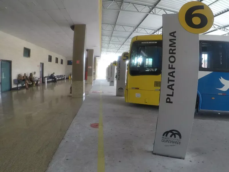 Plataformas de embarque e desembarque do Rodoshopping Guarapari (ES) — 12 plataformas para linhas urbanas e interestaduais