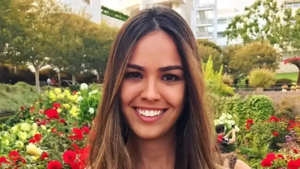 Foto de Gabriela Cardozo sorrindo em um jardim de rosas, identificada como a advogada capixaba que morreu afogada no México em março de 2026.