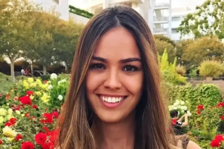 Foto de Gabriela Cardozo sorrindo em um jardim de rosas, identificada como a advogada capixaba que morreu afogada no México em março de 2026.
