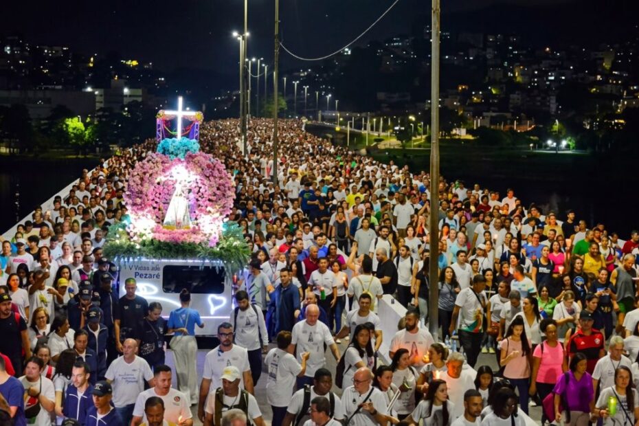 Multidão de fiéis em procissão noturna acompanhando a Imagem Peregrina de Nossa Senhora da Penha em Alfredo Chaves.