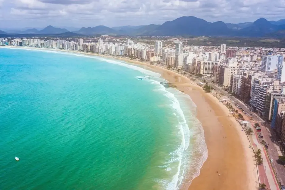 Vista panorâmica do litoral sul com banhistas e natureza, ilustrando o que fazer em Guarapari.
