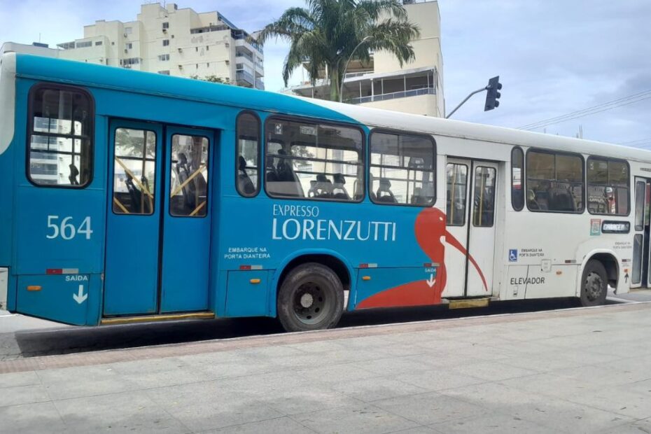 Ônibus da Viação Lorenzutti parado na Praça de Muquiçaba após apresentar pane mecânica em Guarapari.