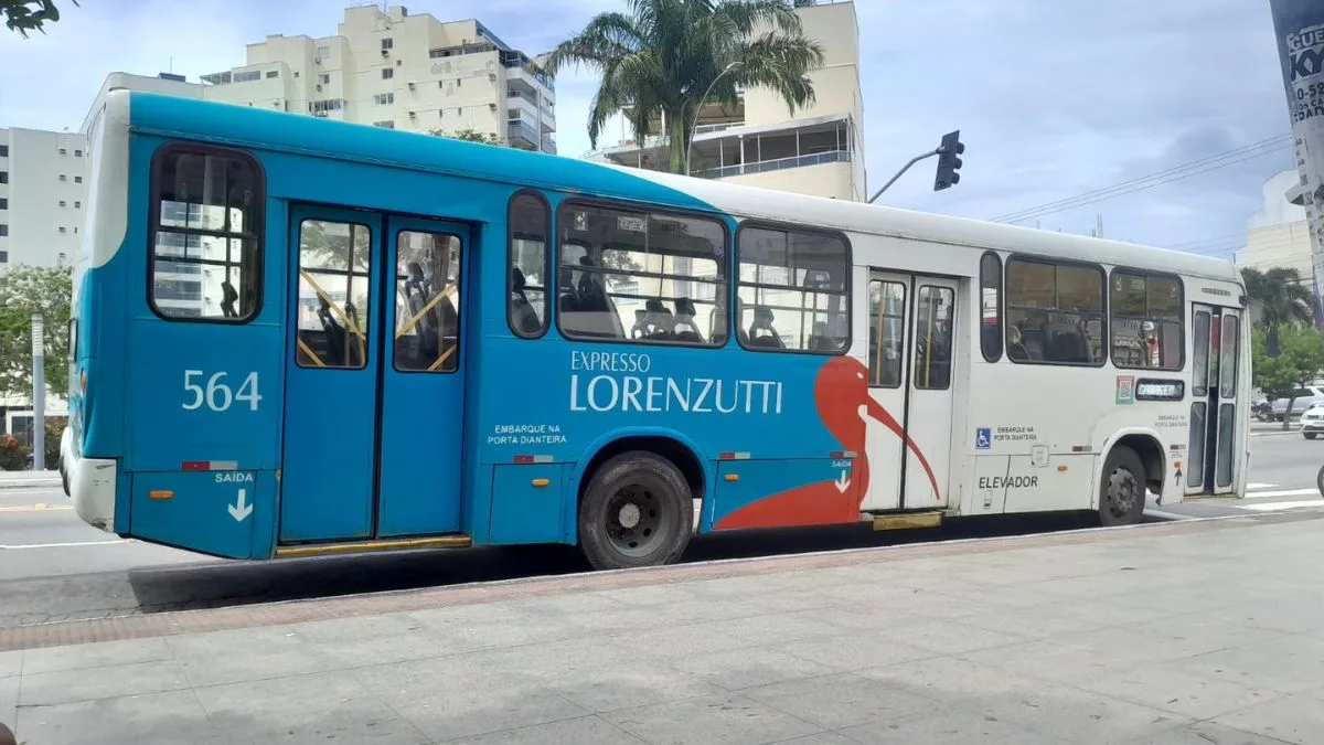 Leia mais sobre o artigo Ônibus Da Lorenzutti Quebra E Deixa Passageiros 40 Minutos À Espera