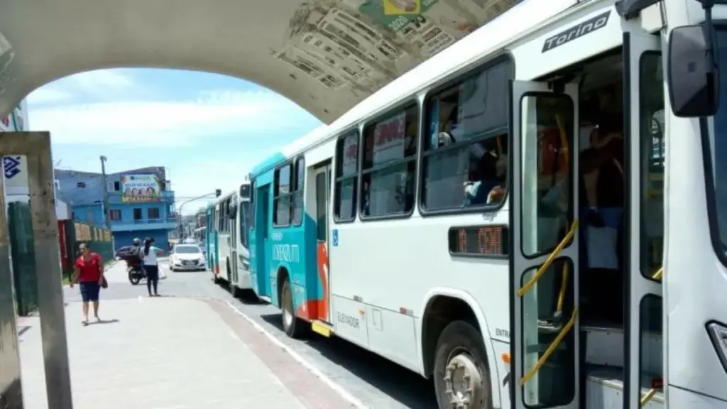 Ônibus da linha 031 da Expresso Lorenzutti circulando no Trevo de Setiba, Guarapari (ES) — rota entre Setiba, Muquiçaba, Centro, Olaria e Kubitschek.