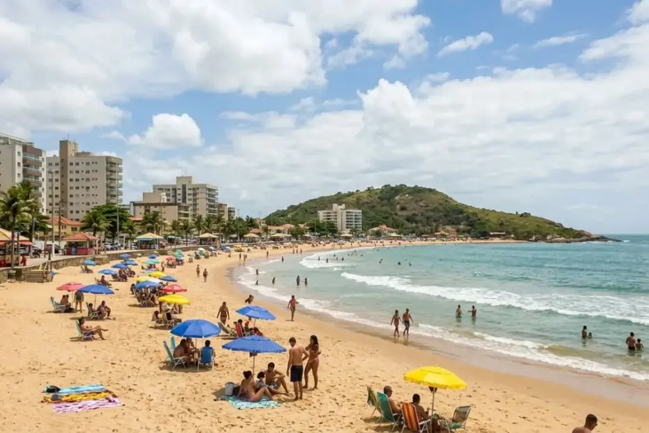 Banhistas na Praia do Morro sob céu ensolarado durante a programação de Páscoa em Guarapari 2026 no Espírito Santo.