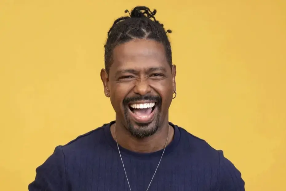 Leandro Boneco sorrindo com o colar de Anjo após vencer a 10ª Prova do Anjo do BBB 26.