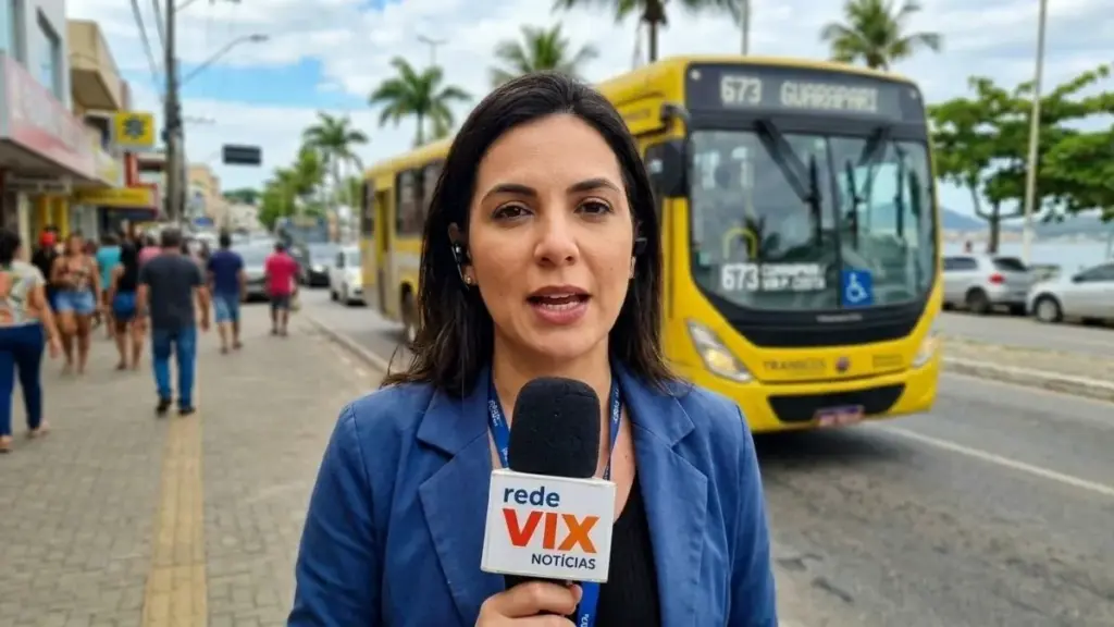 Notícias de Guarapari ES Hoje: Repórter da Rede Vix Notícias em frente ao ônibus da linha 673 do Transcol em Guarapari.