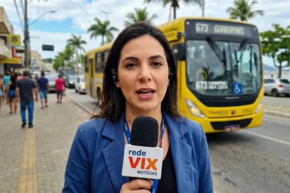 Repórter da Rede Vix Notícias em frente ao ônibus da linha 673 do Transcol em Guarapari.