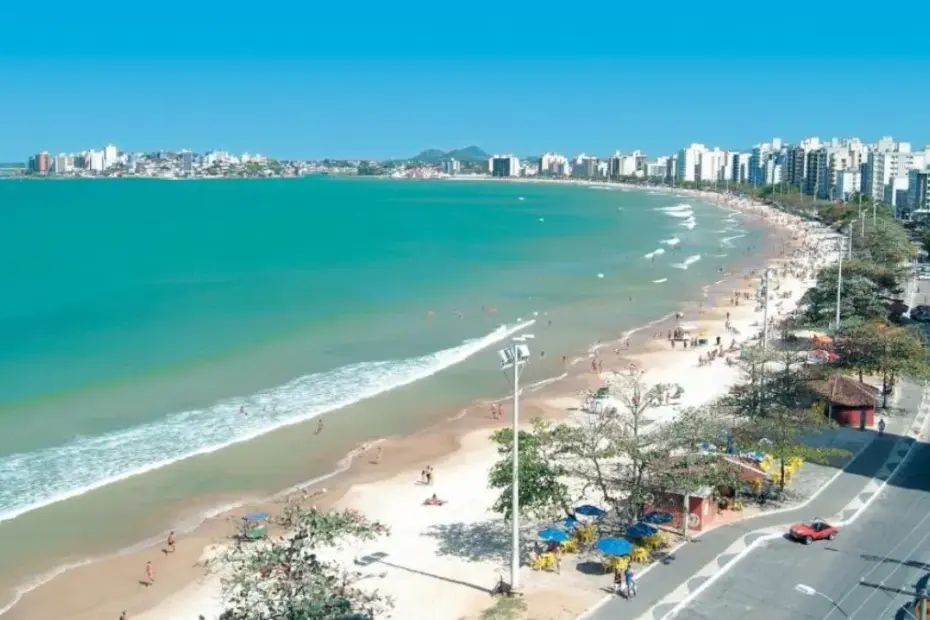 Decoração da Semana Santa em Guarapari 2026 com portal iluminado e coelhos gigantes na Páscoa Fantástica do Centro.