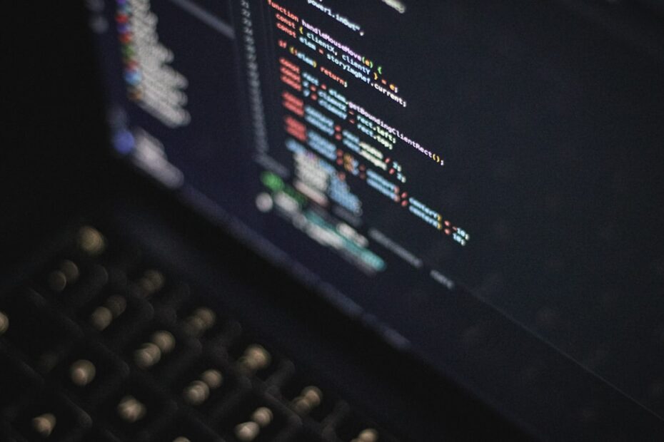 IA Claude Mythos — sistema de inteligência artificial analisando código de segurança em tela digital