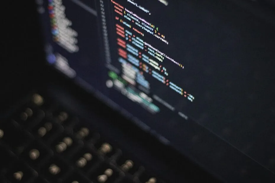 IA Claude Mythos — sistema de inteligência artificial analisando código de segurança em tela digital