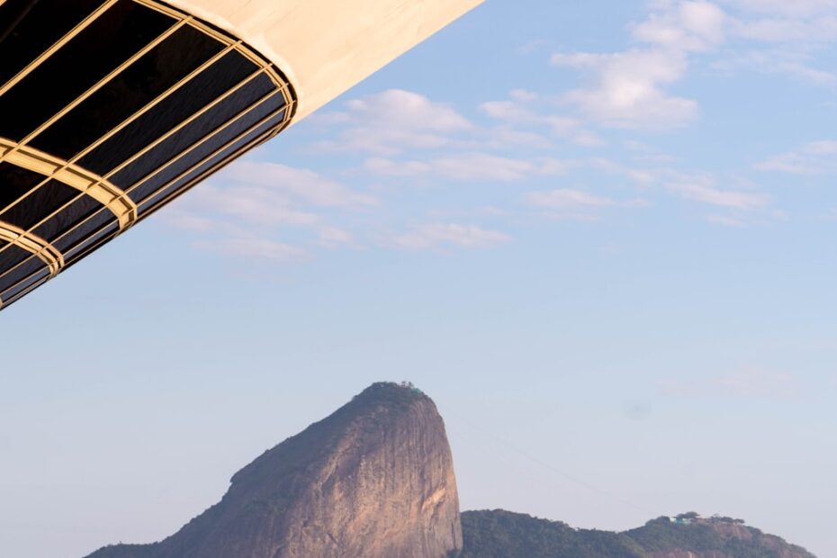 Passagem aérea — painel de aeroporto mostrando voos domésticos no Brasil