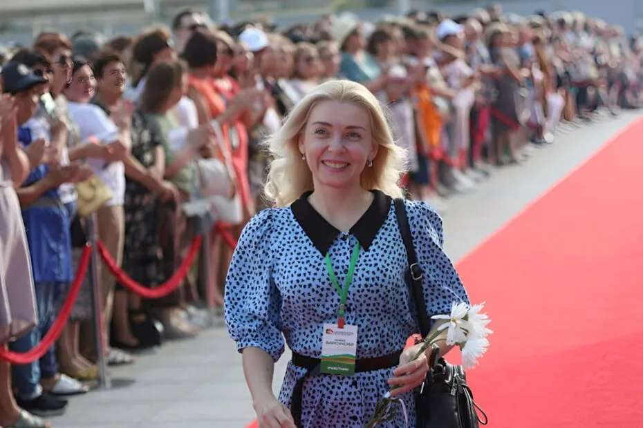 Celebridades 2026 — famosos em evento de gala no tapete vermelho