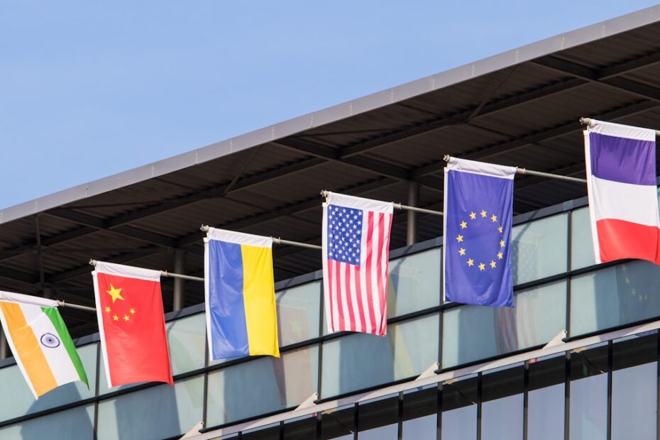 China rejeita acusação de Trump — bandeiras da China e Estados Unidos representando tensão diplomática