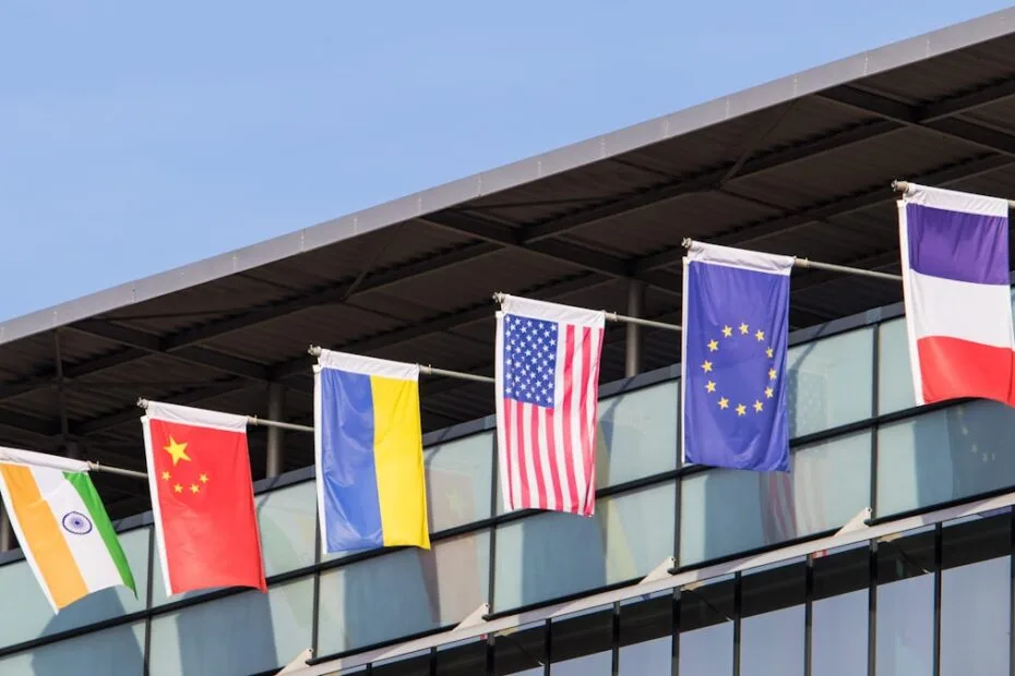 China rejeita acusação de Trump — bandeiras da China e Estados Unidos representando tensão diplomática
