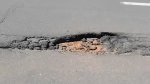 Crise na Infraestrutura: O Custo Invisível dos Buracos na Enseada Azul