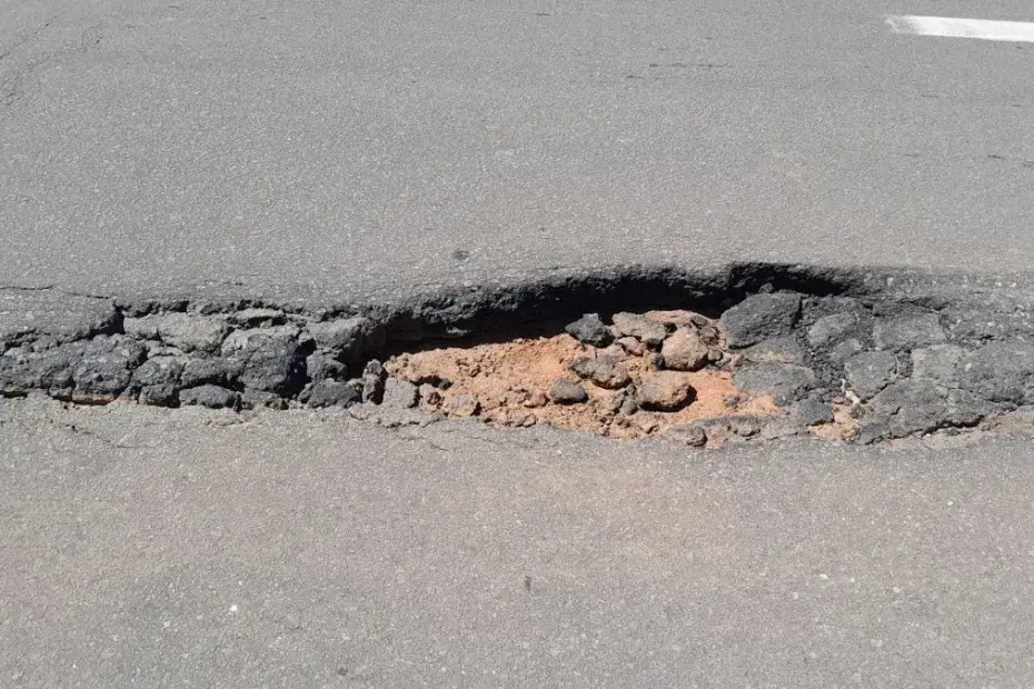 Crateras profundas e asfalto deteriorado na Avenida Meaipe, na Enseada Azul em Guarapari, evidenciando o perigo para motoristas em abril de 2026.