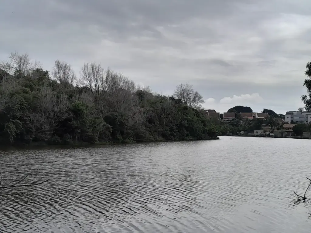 Previsão do Tempo em Guarapari hoje: Céu encoberto sobre a orla de Guarapari em 7 de abril de 2026, com nuvens carregadas indicando possível Crise na Infraestrutura por chuvas.