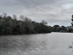 Previsão do Tempo em Guarapari hoje, 07 de abril de 2026: céu nublado, 25°C e alerta de chuva forte na quinta-feira