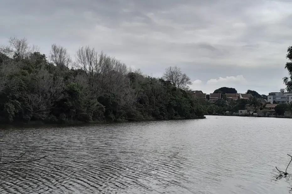Céu encoberto sobre a orla de Guarapari em 7 de abril de 2026, com nuvens carregadas indicando possível Crise na Infraestrutura por chuvas.
