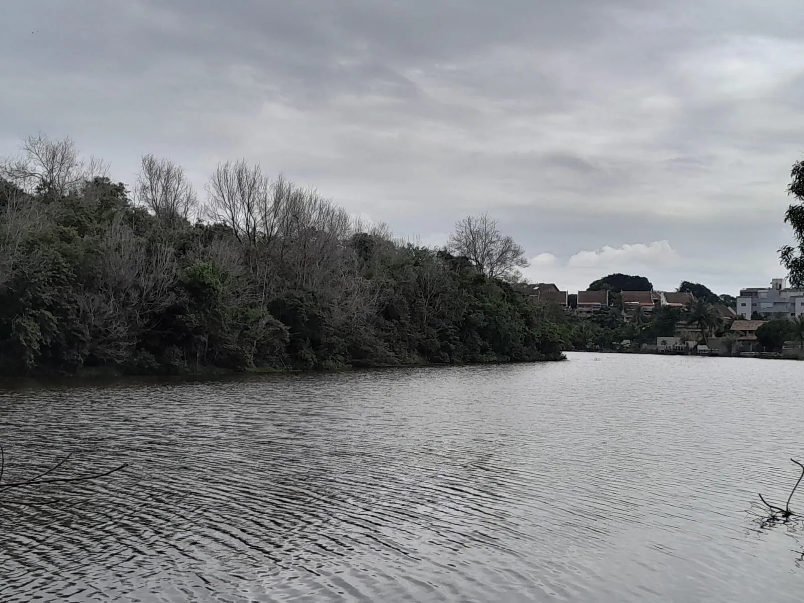 Leia mais sobre o artigo Previsão do Tempo em Guarapari hoje, 07 de abril de 2026: céu nublado, 25°C e alerta de chuva forte na quinta-feira