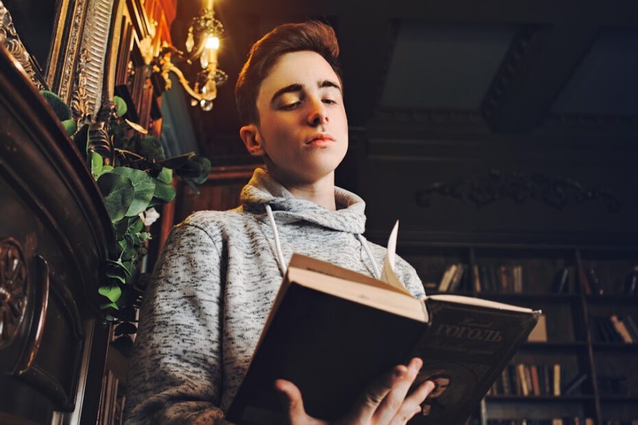 Curiosidades Incríveis — pessoa descobrindo fatos surpreendentes em livro